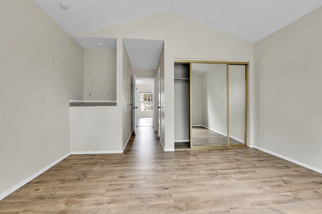 Building Photo - $1,775 - 2 Bed, 2.5 Bath End Unit in Auror...