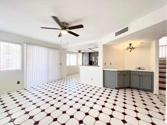 Building Photo - GATED COMMUNITY! Great Location!