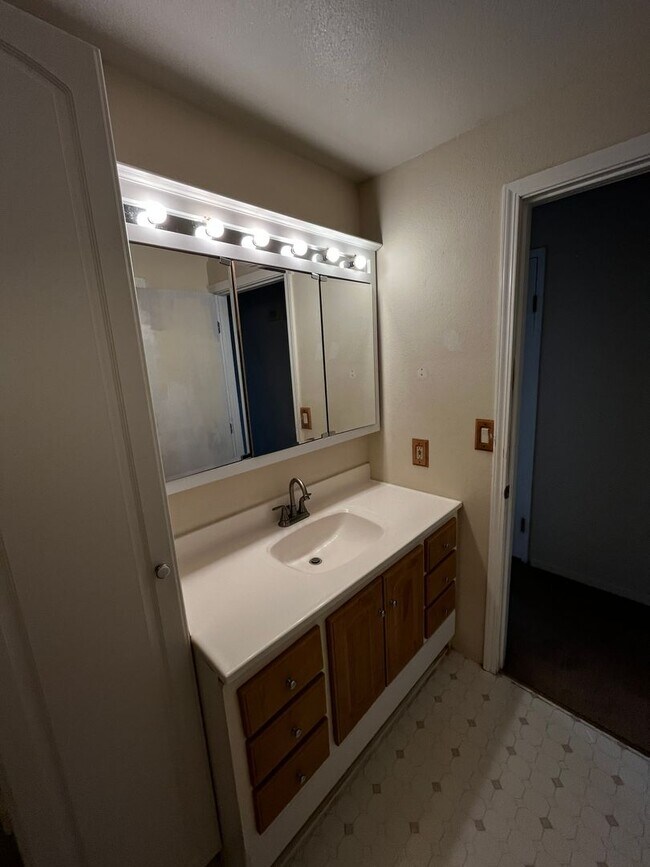 Building Photo - Excellent location at an affordable price!