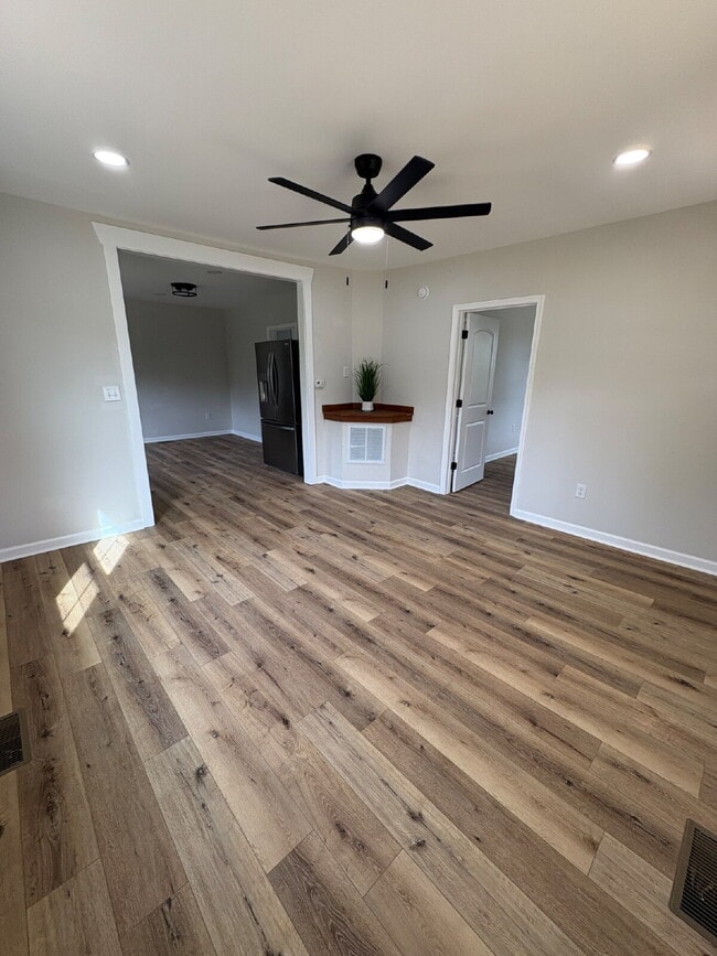 Building Photo - Stand alone home in Madison Heights close to everything.