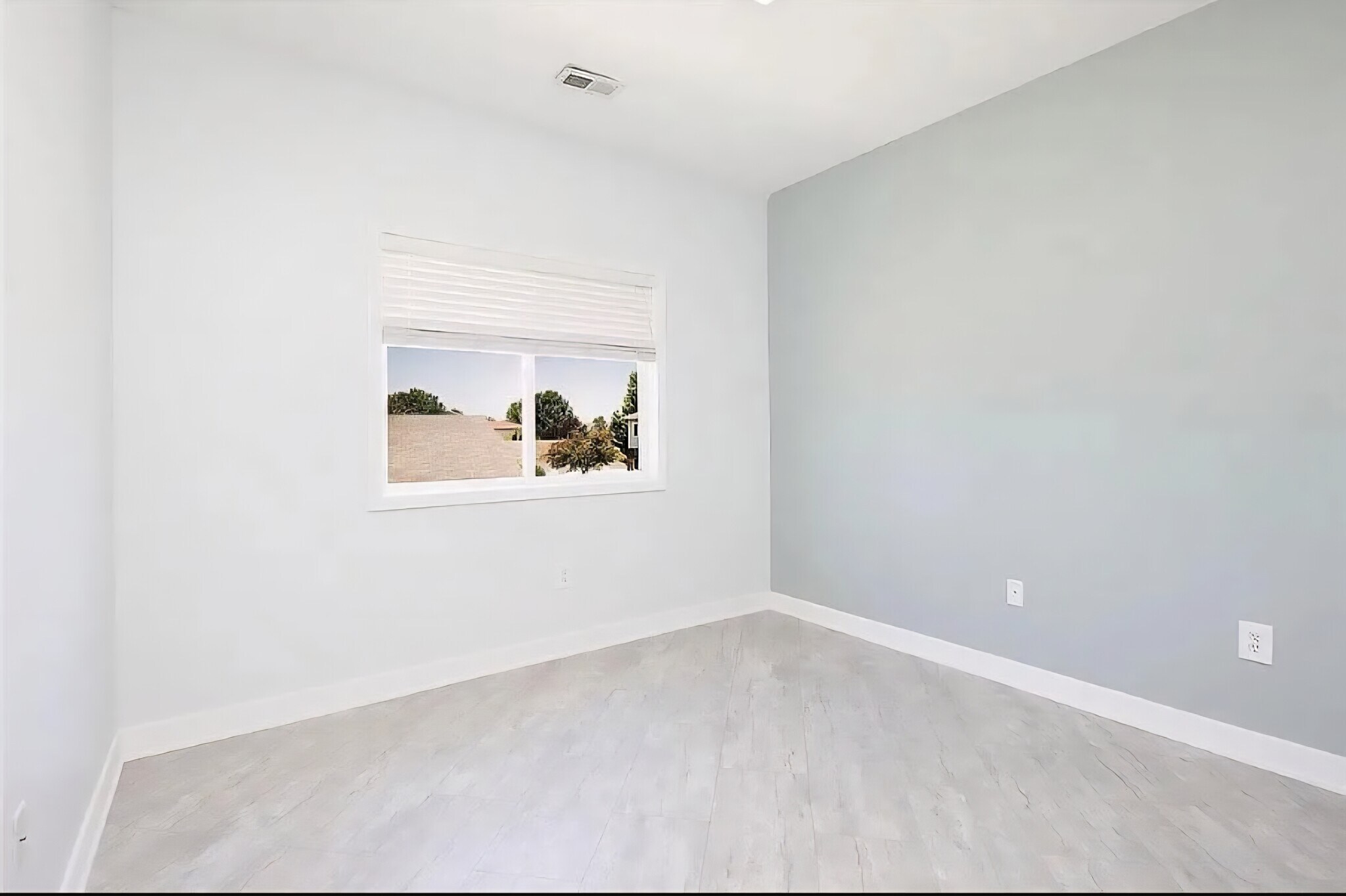 Building Photo - 1760 SE LA Grant Pkwy