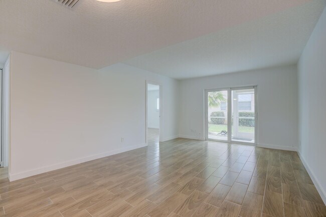 Building Photo - 18081 SE Country Club Dr
