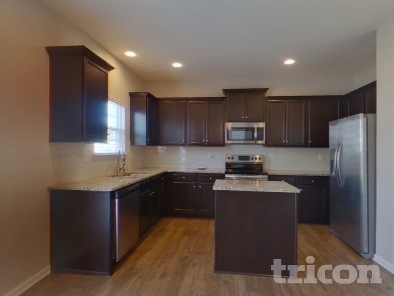Building Photo - 152 King William Dr