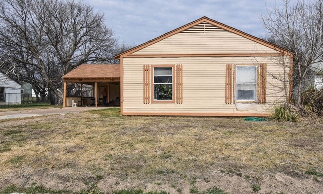 Building Photo - 903 W Kern Rd