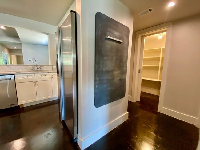 Building Photo - Charming 4 Bedrooms, 3 Bathrooms Home in Allandale!!!!