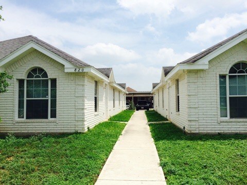 Primary Photo - 820 N Cross Ln