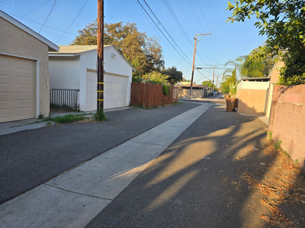 Building Photo - 706 W Orangethorpe Ave
