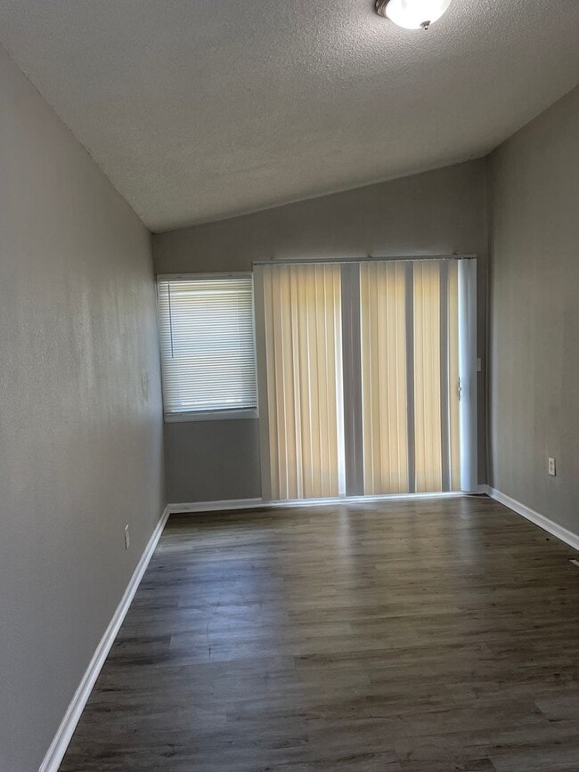 Building Photo - Adorable 3 Bed/ 1.5 Bath Home! Available Now!