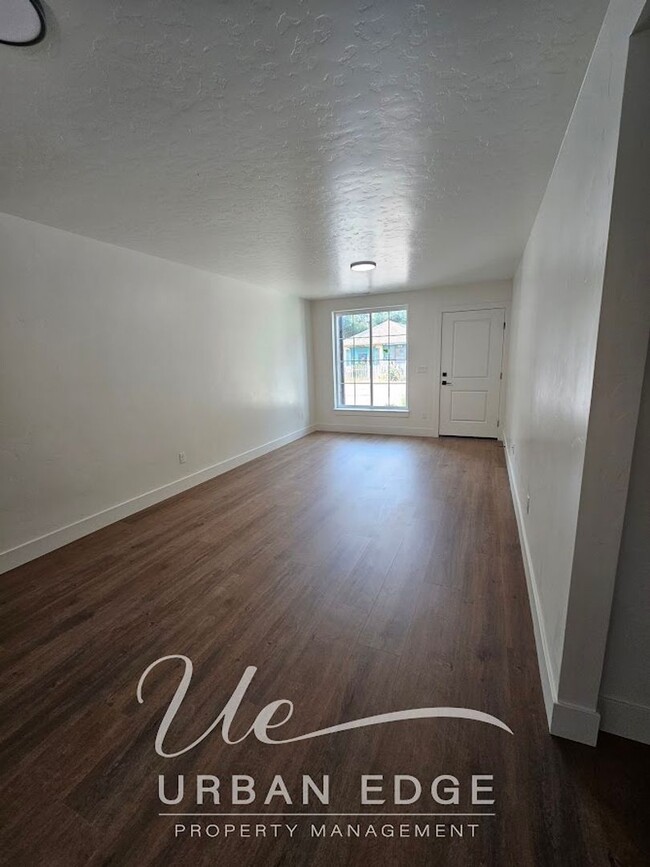 Building Photo - One Month Free Rent - Mountain Home Town HOme