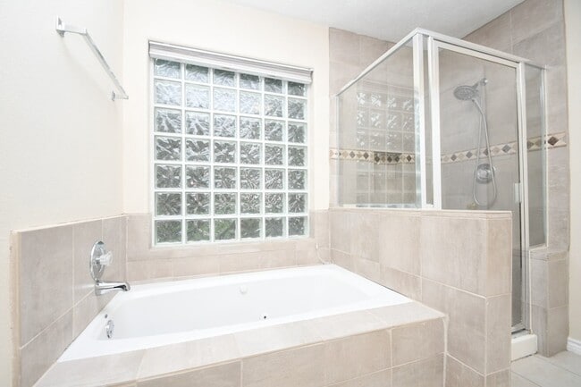 Building Photo - 10430 Sanibel Falls Ct