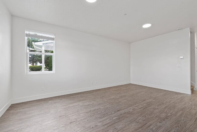Building Photo - "Discover Comfort & Style: Spacious 3-Bed,...