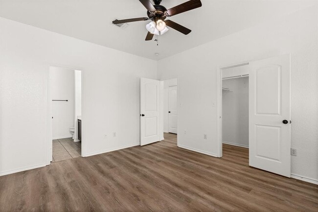 Building Photo - 586 Creekside Cir