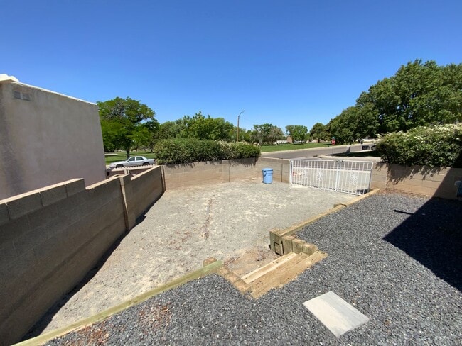 Building Photo - 3 Bedroom Single Story Home Available Near...