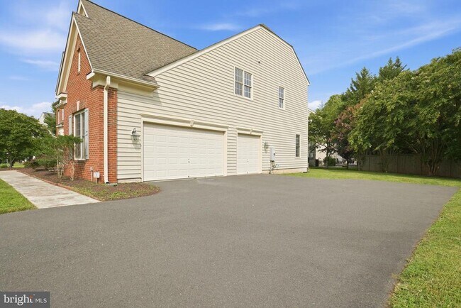 Building Photo - 5285 Meadow Estates Dr