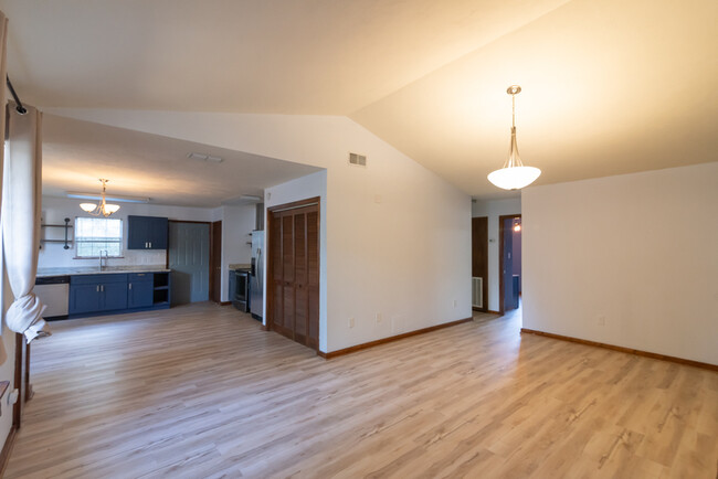 Building Photo - 1521 Cinnamon Bear Cir