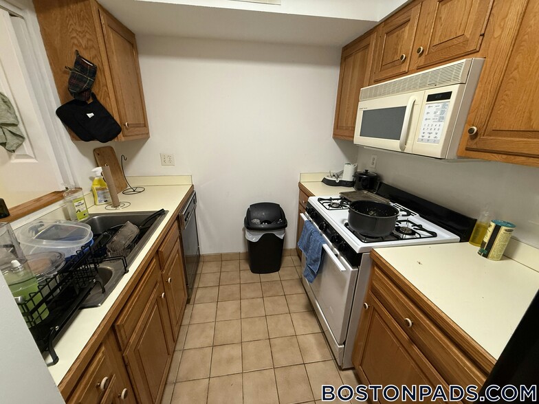 Primary Photo - 147 Kelton St