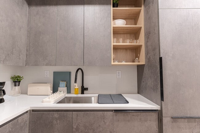 Building Photo - 631 Wilson Ave