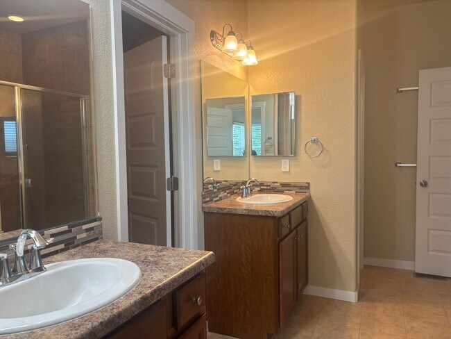 Building Photo - 5 Bedroom, 3 Bathroom Single-Family Home w...