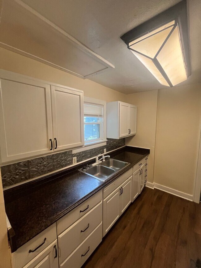 Building Photo - Section 8 Welcomed! 3 br / 1 ba Home for Rent