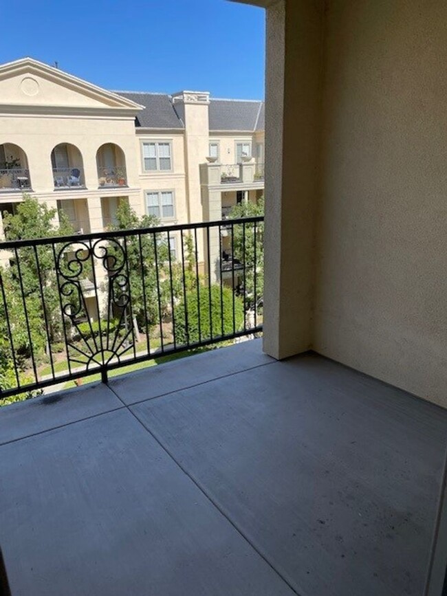 Building Photo - Top Floor One Bedroom Unit in Gated Commun...