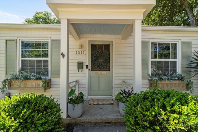 Building Photo - Charming Parkside 2-Bedroom Home Near Daffin Park with Fenced Yard & Patio