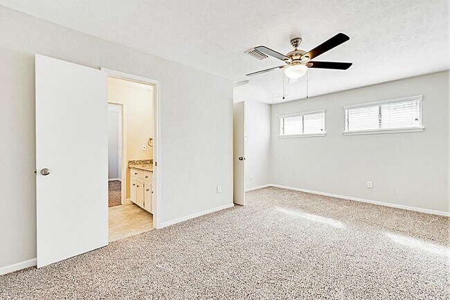 Building Photo - 13830 Hollowgreen Dr