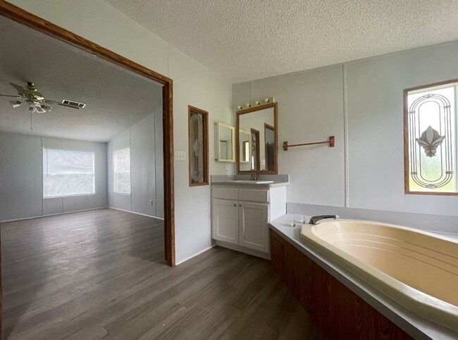 Building Photo - Ready To Rent!