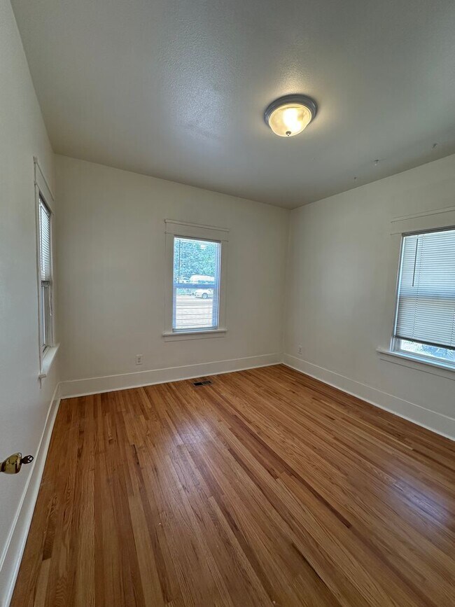 Building Photo - 5 Bedroom House Available Now