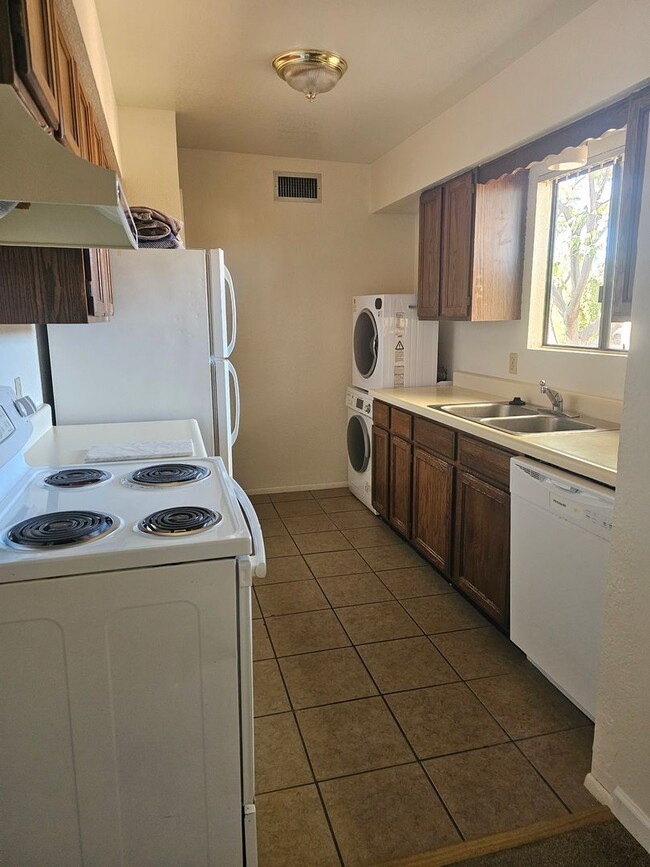 Building Photo - 2 Bedroom 1 Bath Appartment with Washer & ...