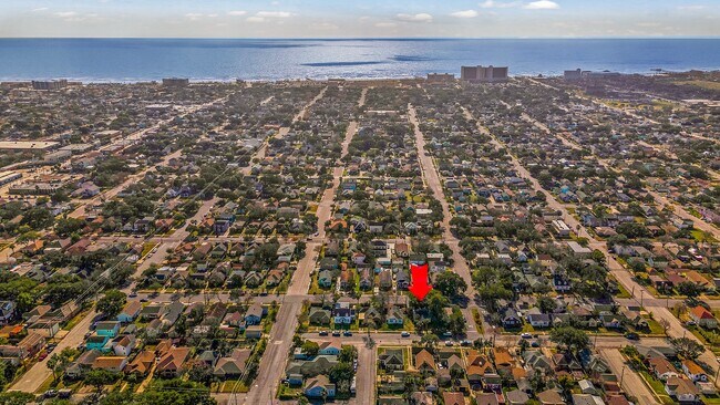 Building Photo - 4823 Fannin Dr