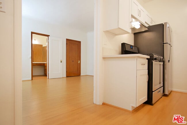 Building Photo - 611 Cloverdale Ave