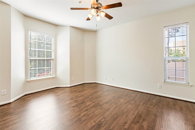 Building Photo - 6607 Lake Woodlands Dr