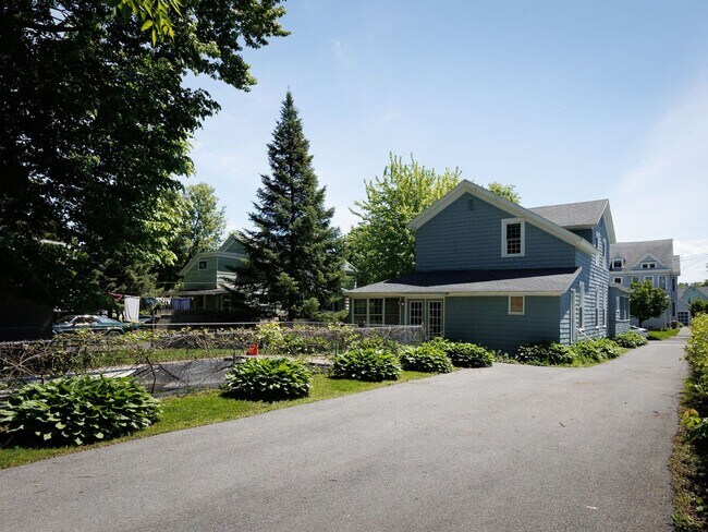 Building Photo - Charming and spacious 4-bedroom, 2 full ba...