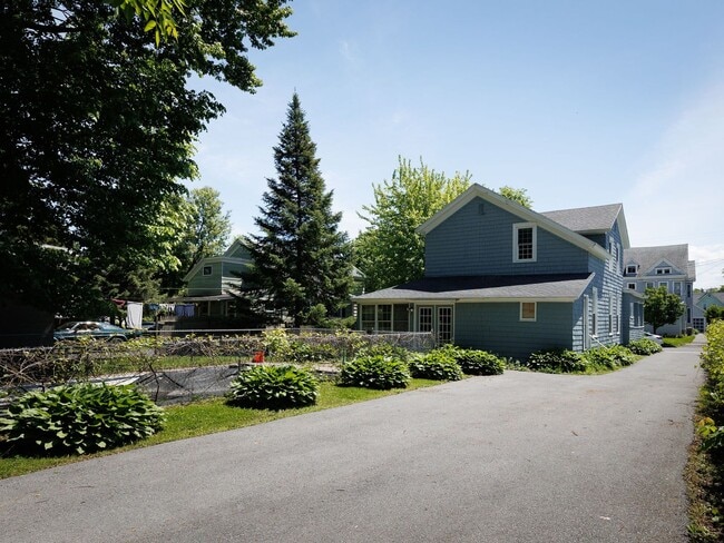 Building Photo - Charming and spacious 4-bedroom, 2 full bath home located in the City of Watertown.