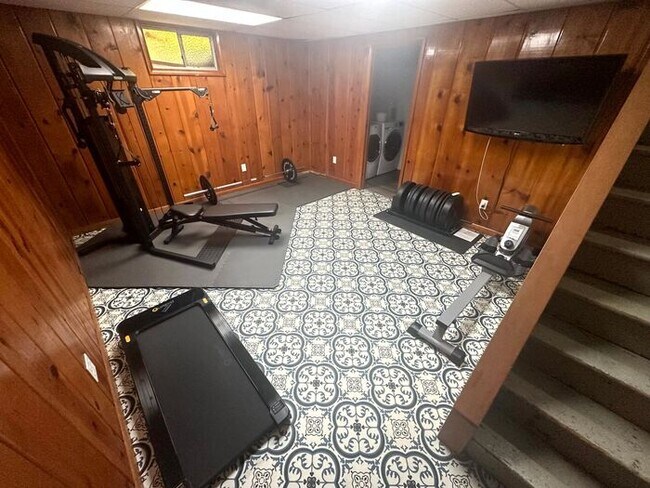 Building Photo - Charming Fully Furnished Bungalow Rental with Modern Amenities in Roseway!