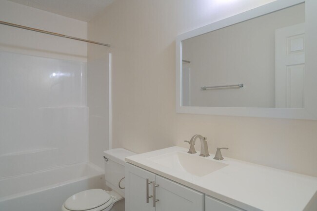 Building Photo - 4 bedroom / 2 1/2 Bath. Undergrad Welcome. Off Street Parking, Bus Route