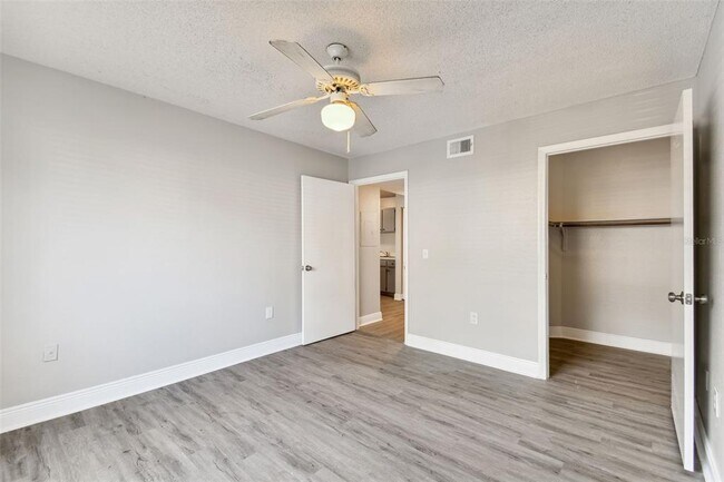 Building Photo - 9481 Highland Oak Dr