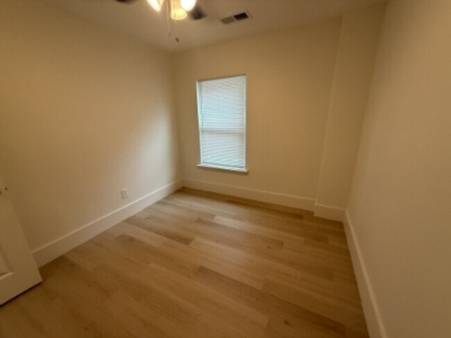 Building Photo - 926 N Hollywood St