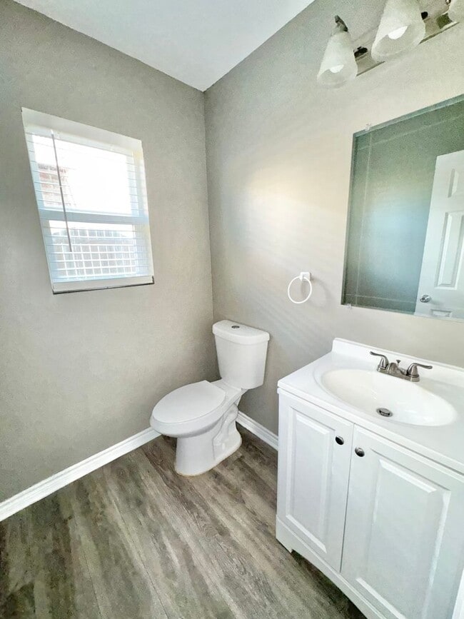 Building Photo - AVAILABLE NOW !