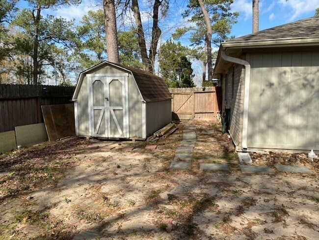 Building Photo - Lovely well cared for home on an extensive landscaped corner lot! Spacious family room with high ...