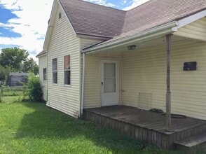 Building Photo - Nice Sized Yard