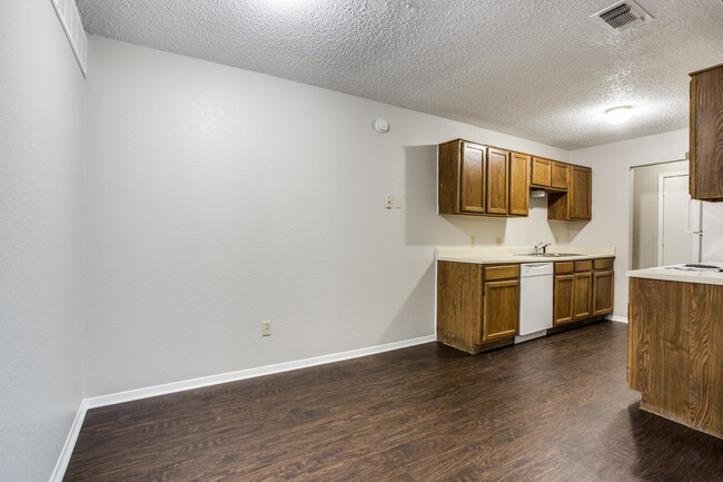 Building Photo - Hulen Park Humble Abode Duplex!