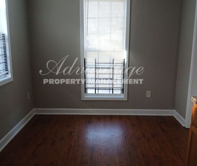 Building Photo - Newly painted 2 bedroom 1 bath duplex - Fr...