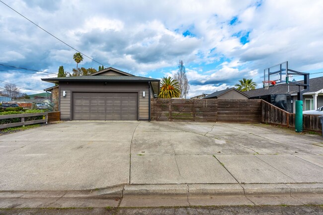 Building Photo - Charming 3-Bedroom Home with Spacious Back...