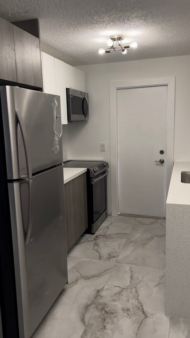 Building Photo - 5911 NW 19th Ct