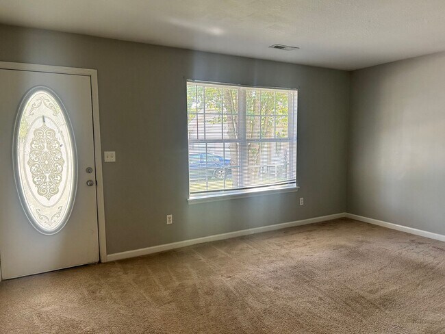 Building Photo - Charming  2 Bed, 1 Bath, 1 Car Garage, Cov...