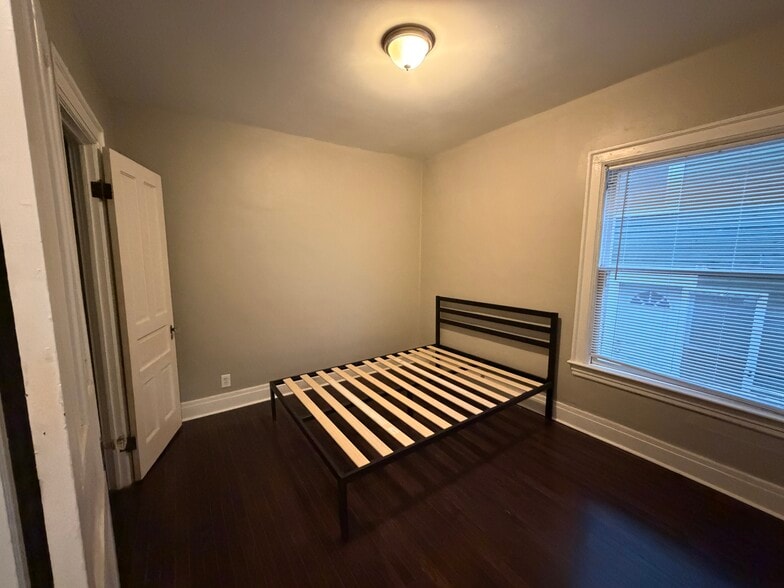 1st bedroom with large closet - 21 Horton Pl