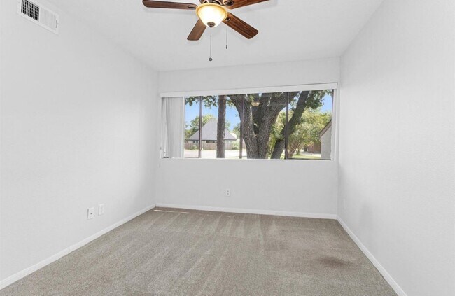 Building Photo - 12100 Melville Dr