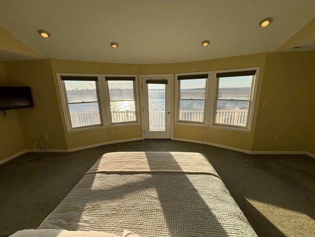 Building Photo - 802 N Harvard Ave