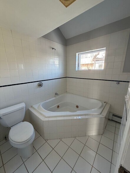 Building Photo - 18 Grove St